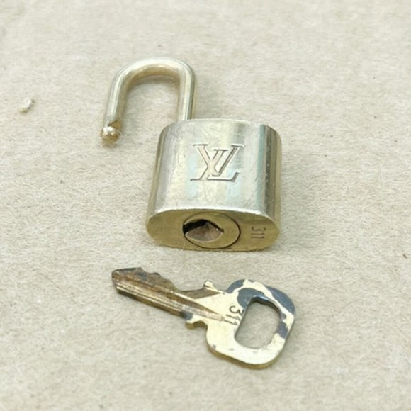 Authentic LOUIS VUITTON LV 10 SET PADLOCK KEY BAG CHARM CADENA GOLD PLATED - Picture 2 of 4